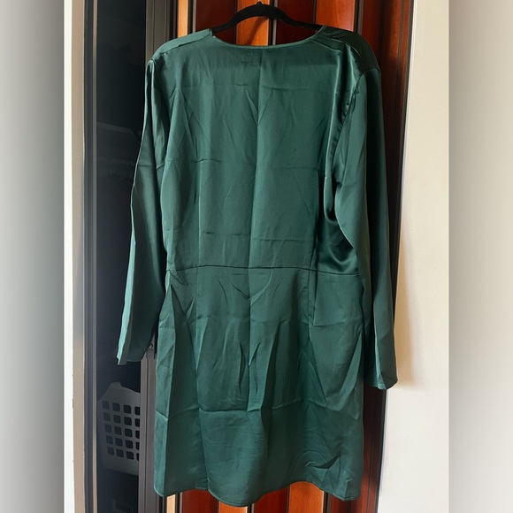 Pretty Little Thing Emerald Dress Size XL - Picture 6 of 7